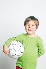 Stolzer Junge mit Ball