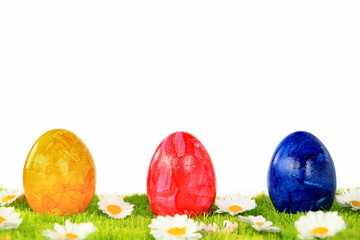 Drei marmorierte Ostereier auf Wiese