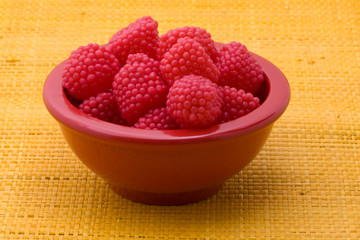 lamponi con sfondo giallo