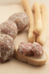 pane salame e grissini