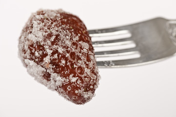 Erdbeere mit Zucker, isoliert auf weiß