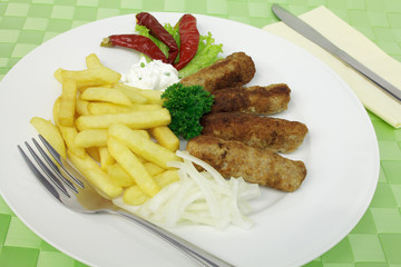 Cevapcici mit Pommes frites