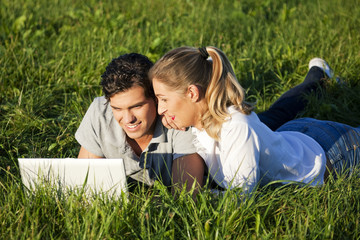 Fototapeta premium Paar auf Wiese mit WLAN im Internet