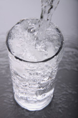 überfülltes Wasserglas
