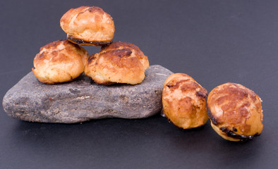 chouquettes dorées sur un galet