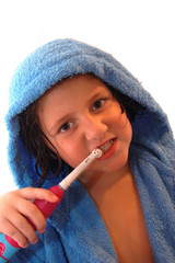 Niña cepillandose los dientes