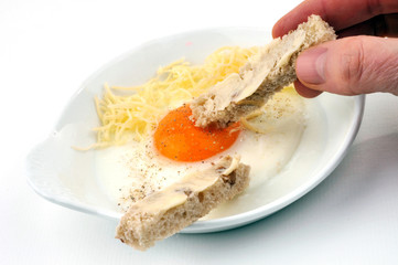 Oeuf au plat poivré et mouillette