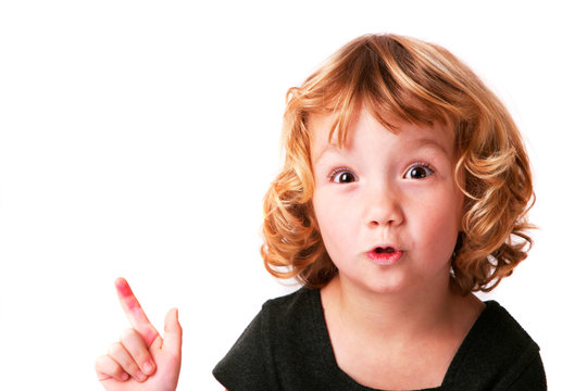 enfant marrant qui pr&eacute;sente quelque chose