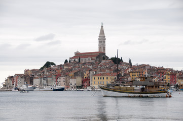 The peninsula and the boat