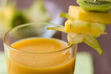 Vitamin Cocktail mit Fruchtspieß