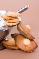 gâteaux appétissants et ustensils de cuisine