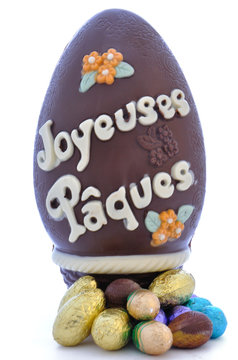 Gros et petits oeufs de P&acirc;ques