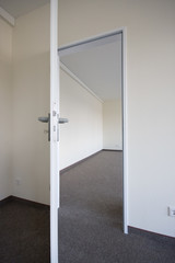 Zimmer Raum  offene Tür 
