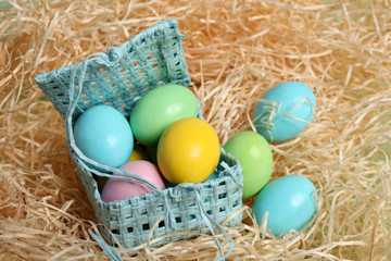 piccole uova di pasqua su paglia
