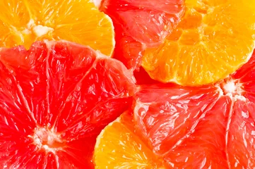 Selbstklebende Fototapeten Nahaufnahme von sechs runden Grapefruit- und Orangenscheiben © Evgeniya Moroz