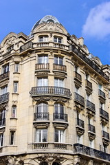 Fototapeta na wymiar Paryż, biały budynek z kamienia.