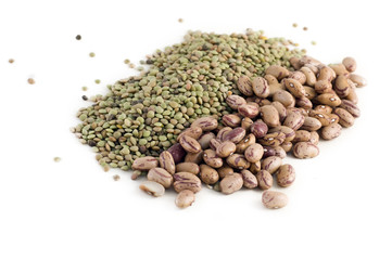 lenticchie e fagioli su sfondo bianco