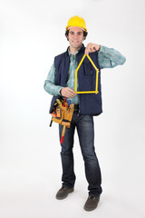 Ouvrier avec un mètre pliant à la main