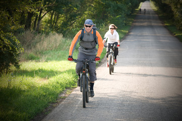 Obraz premium couple biking