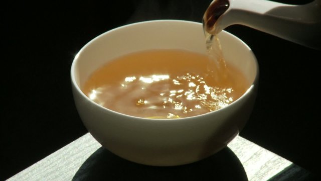 Tee einschenken Sonnenlicht Darjeeling Teetasse Tasse