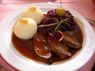 Thüringer Klöße mit Schweinebraten und Rotkohl