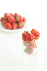 グラスに入った苺