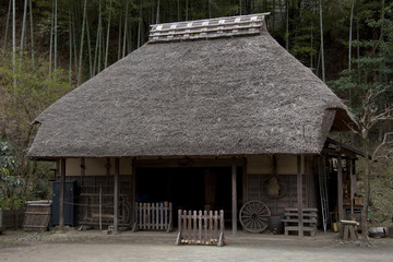 日本の昔のわらぶき屋根の納屋