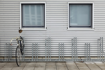 Abgestelltes Rennrad vor einer Hauswand