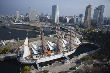 係留されている日本丸のハイアングル