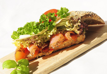 Vollkornbrötchen mit Lachs und Salat