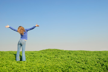 Fototapeta premium girl in the spring field