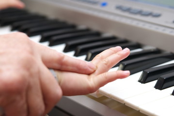 Obraz premium child learn piano