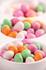 Oeufs de Pâques multicolores dans réceptacle