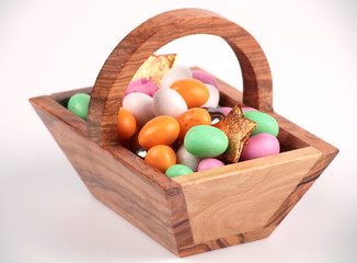 Oeufs de Paques dans panier en bois