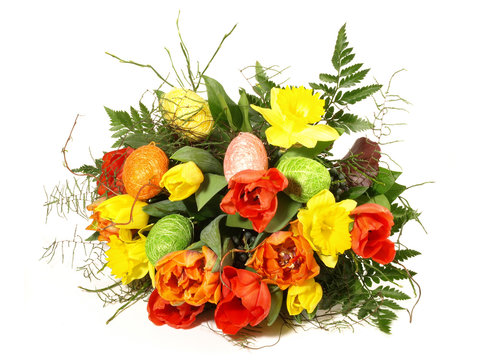 Osterblumen - Blumenstrau&szlig; mit Fr&uuml;hlingsblumen und Ostereiern Freigestellt