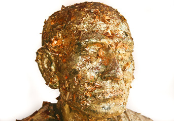 Kopf einer Buddhastatue mit Goldplättchen