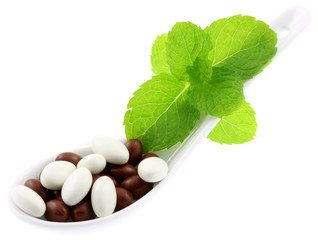 compléments alimentaires cuillère menthe, fond blanc