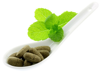 compléments alimentaires cuiller menthe, fond blanc