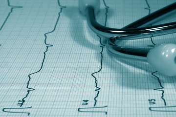 Ekg mit Stethoskop