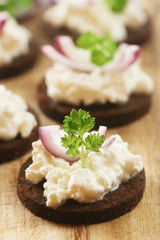 Canapés with Cottage Cheese and Onion