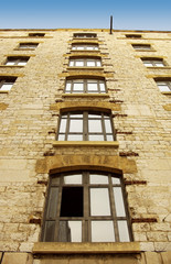 alignement de fen&ecirc;tres en contre-plong&eacute;e