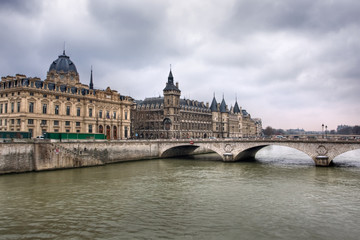 Fototapeta na wymiar La Conciergerie and Pont au Change, over the Seine river - Paris
