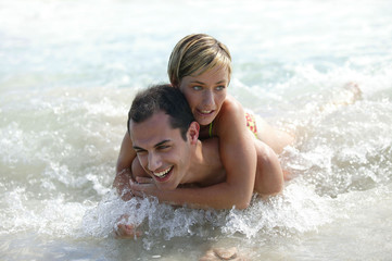 Portrait d'un jeune couple à la plage