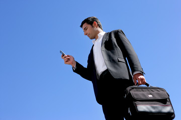 Homme d'affaire avec téléphone portable