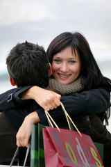 Couple amoureux avec sacs de shopping