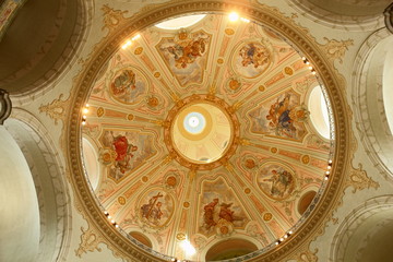 Fototapeta na wymiar Dresden Frauenkirche dome, freski na sufitach