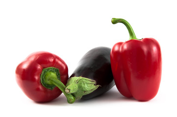 Auberginen und rote Paprika