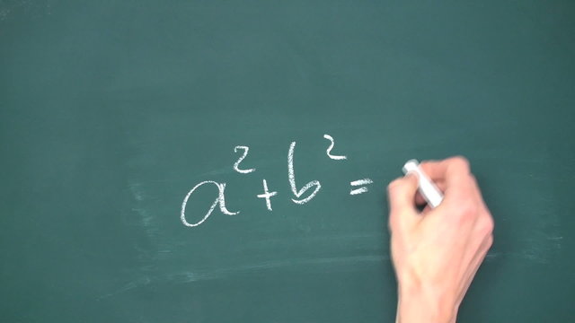 lehrer schreibt satz des pythagoras an die tafel