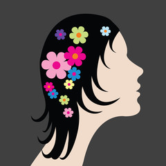 Femme avec des fleurs dans les cheveux
