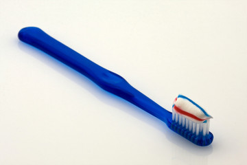 spazzolino e dentifricio